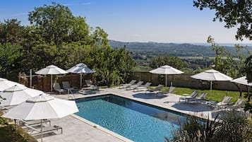 Una piscina al aire libre de temporada