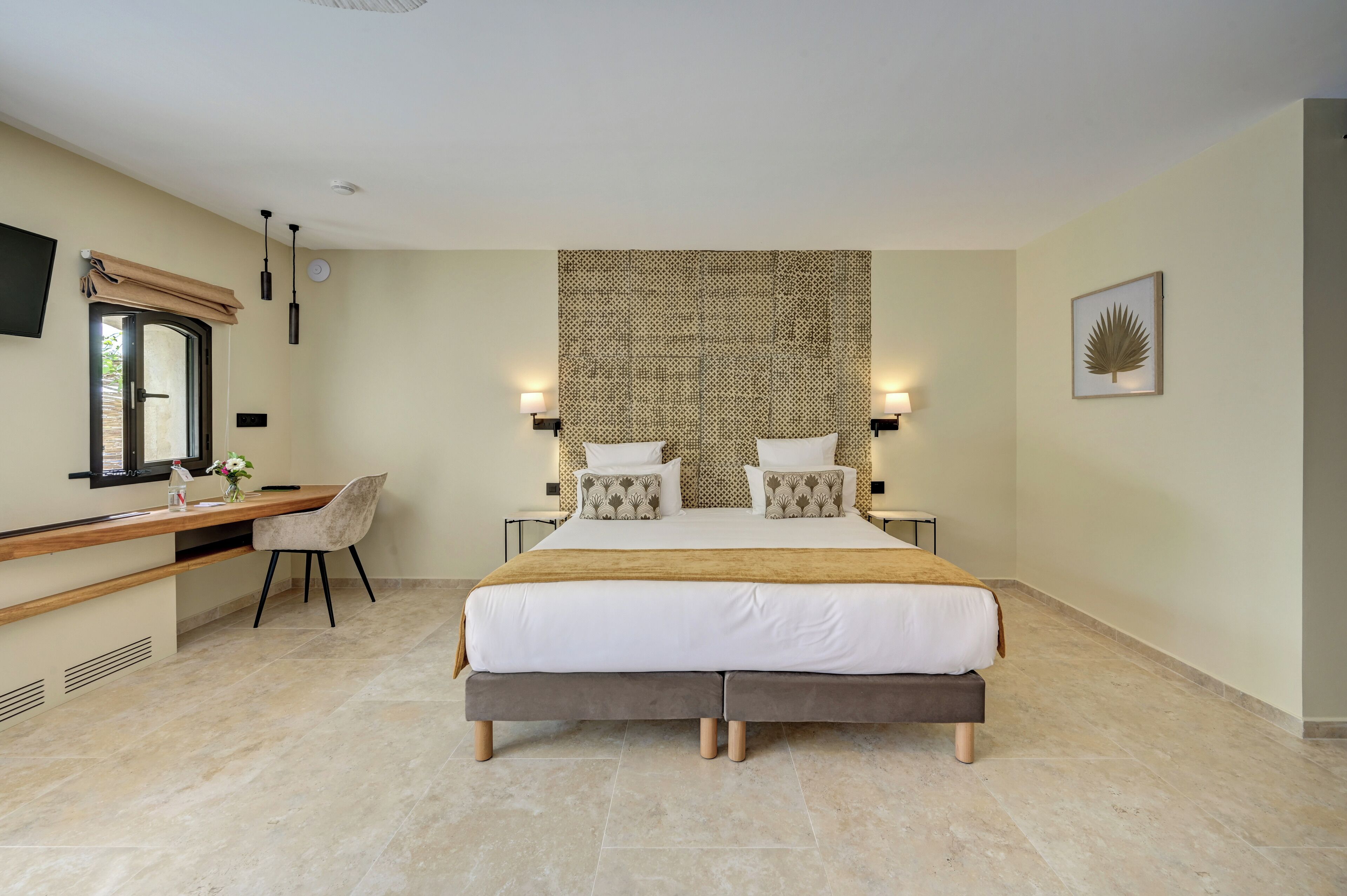 deluxe room | 1 bedroom, minibar, in-room safe, desk