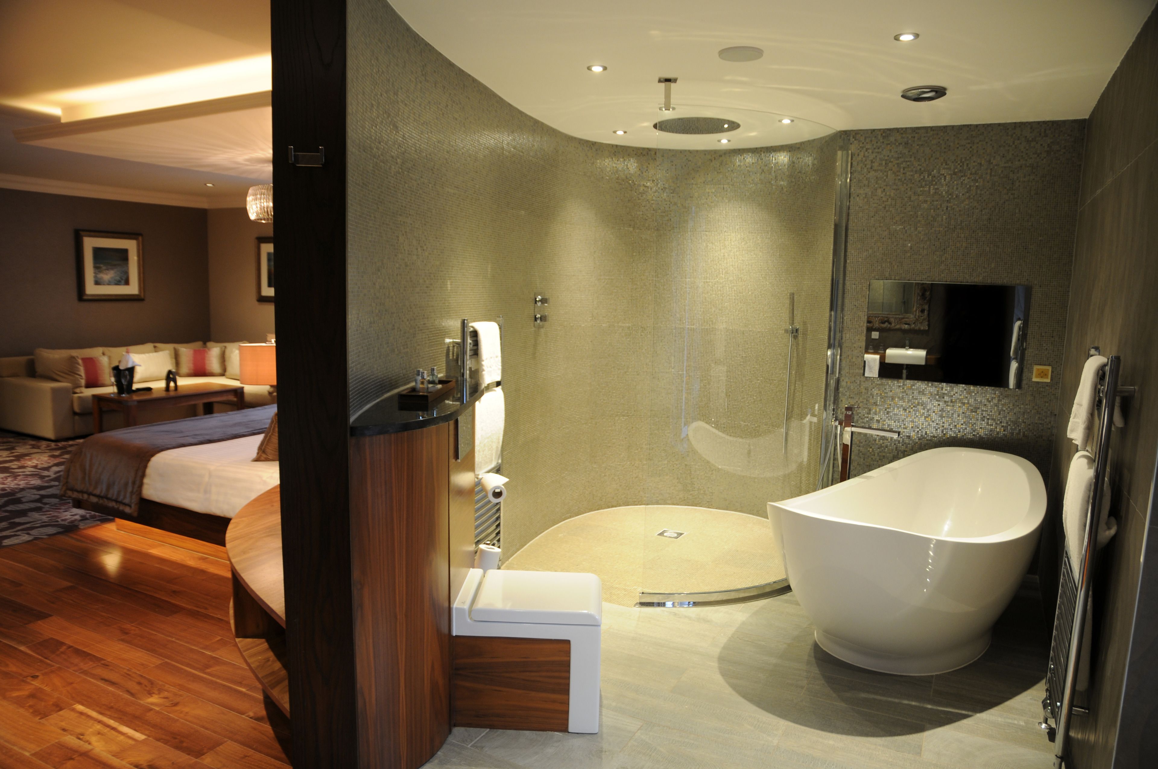 Honeymoon suite | Een bureau, een strijkplank/strijkijzer, extra bedden, gratis wifi