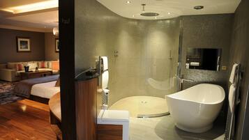 Escritorio, tabla de planchar con plancha y camas plegables/adicionales