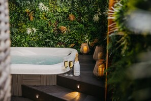 Escritorio, tabla de planchar con plancha y camas plegables/adicionales