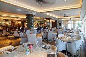 Melayani sarapan, makan siang, dan makan malam