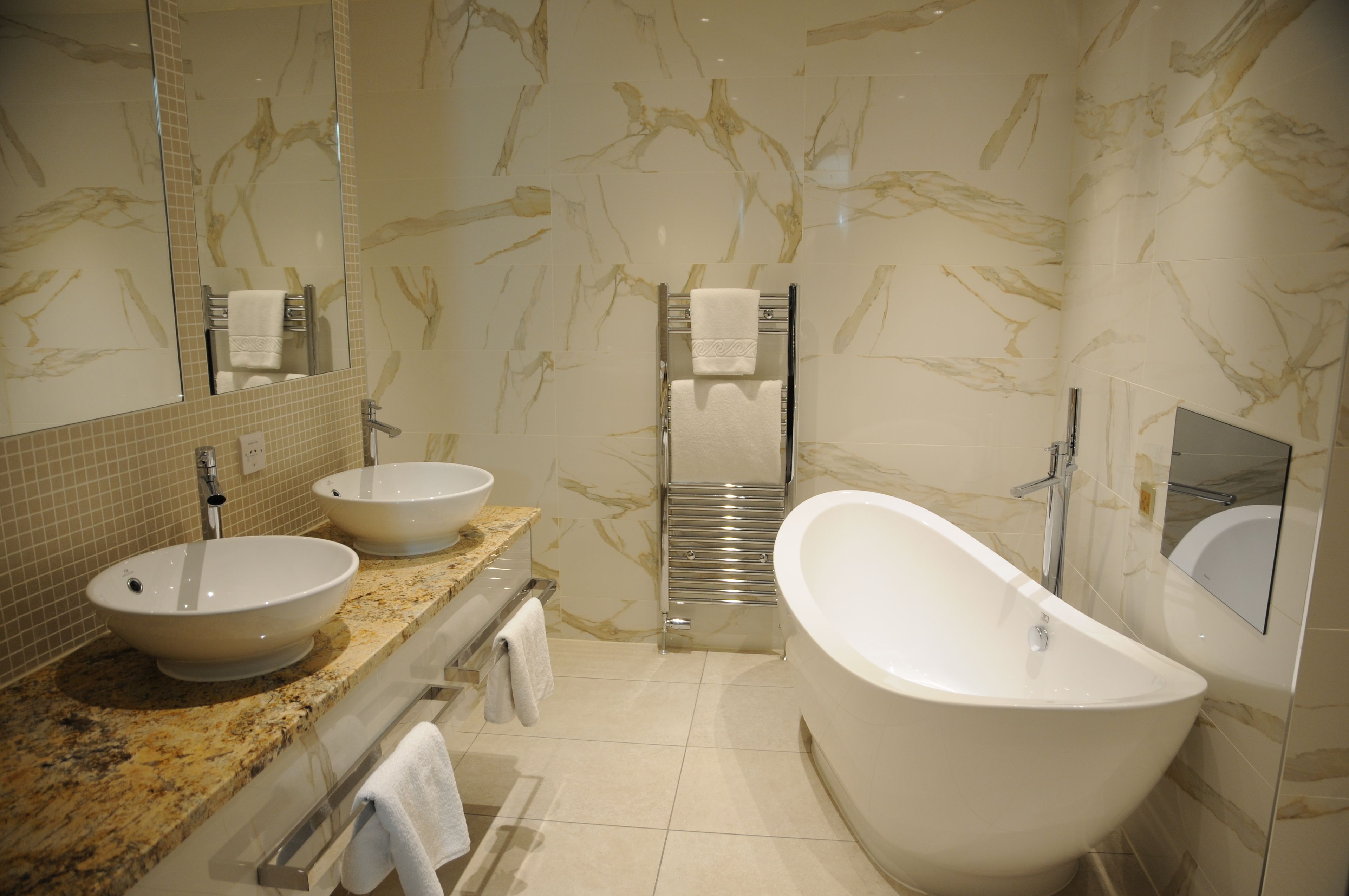 junior suite- argyll | bathroom | free toiletries, hair dryer, towels