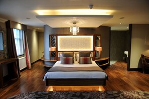 Honeymoon Suite | Desk, iron/ironing board, rollaway beds, free WiFi - The Busby Hotel (Glasgow)