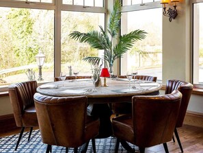 Breakfast, lunch and dinner served - The Busby Hotel (Glasgow)