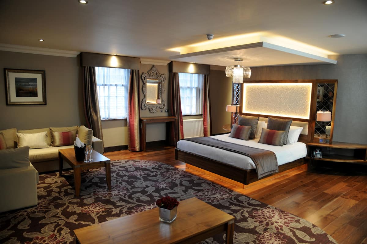 honeymoon suite | desk, iron/ironing board, rollaway beds, free wifi