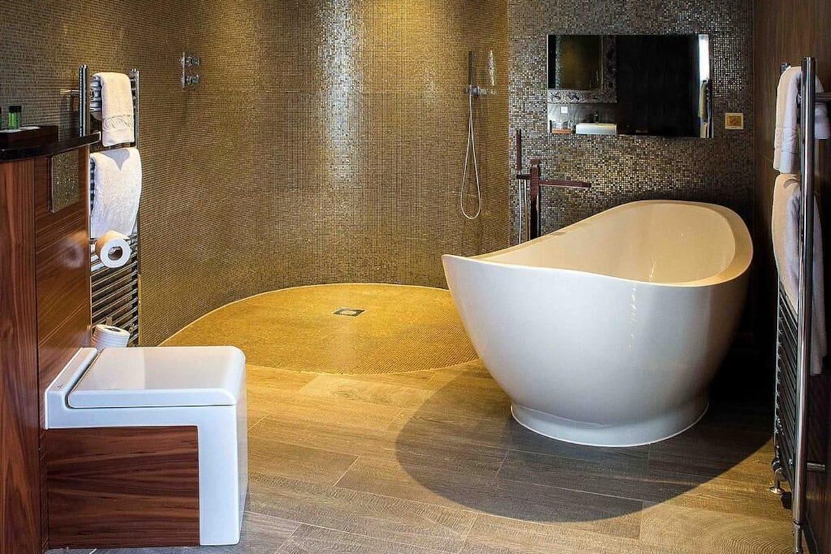 honeymoon suite | desk, iron/ironing board, rollaway beds, free wifi