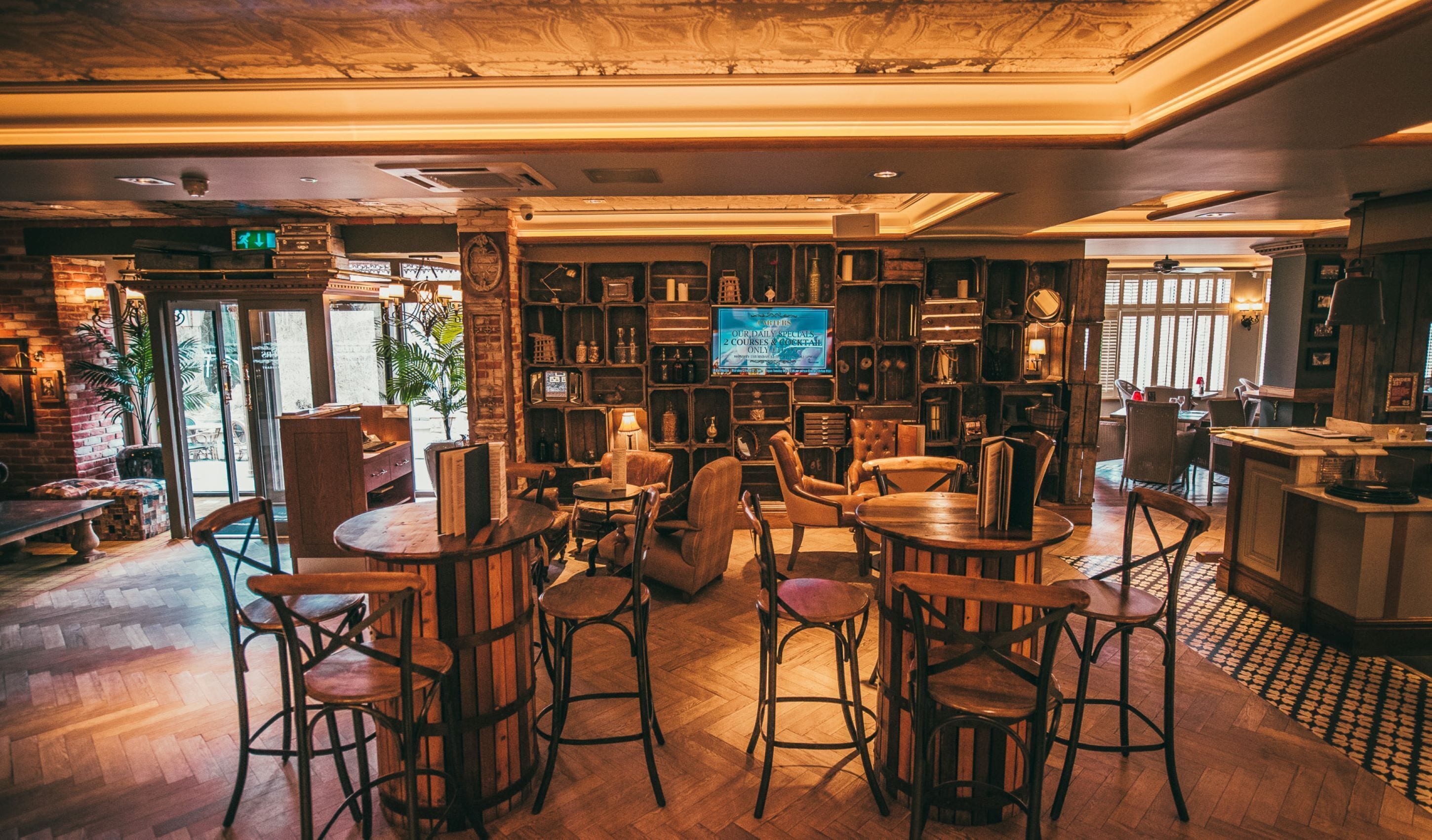 Serveert ontbijt, lunch en diner