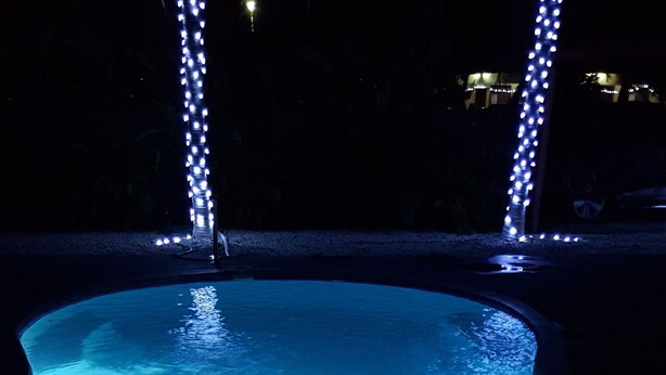 Piscina à noite com iluminação azul.