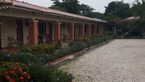 Fileira de quartos de hotel com paredes de tijolo e telhado telhado.