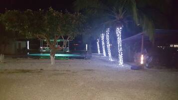 Una piscina al aire libre de temporada