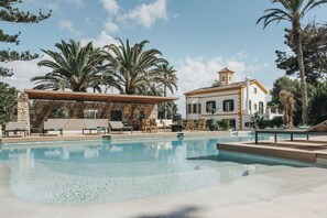 Seasonal outdoor pool, open 8:30 AM to 8:00 PM, pool loungers - Hotel Rural Sant Patrici (Ferreries)