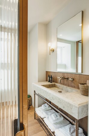 Shower, rainfall showerhead, free toiletries, hair dryer - Hotel Rural Sant Patrici (Ferreries)