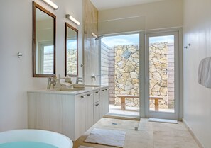 Three Bedroom Oceanfront Coral Villa | Badezimmer