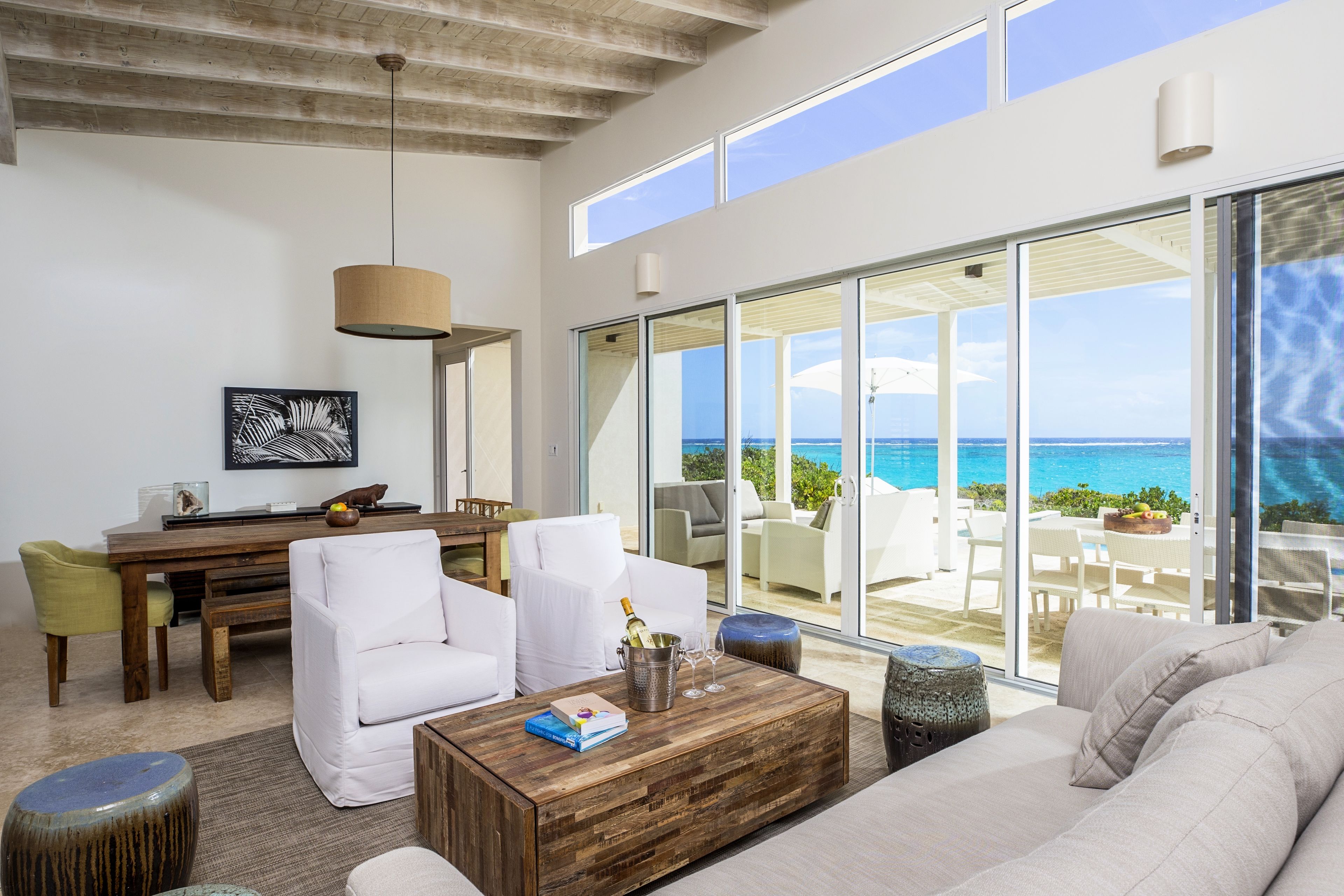 Three Bedroom Peninsula Oceanfront Reef Villa | Wohnzimmer | Flachbildfernseher, iPod-Dockingstation