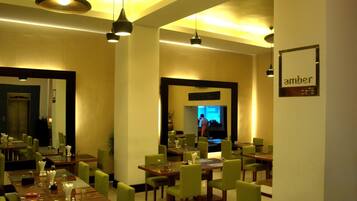 Serveert ontbijt, lunch en diner