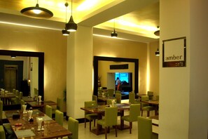 朝食、ランチ、ディナーに営業