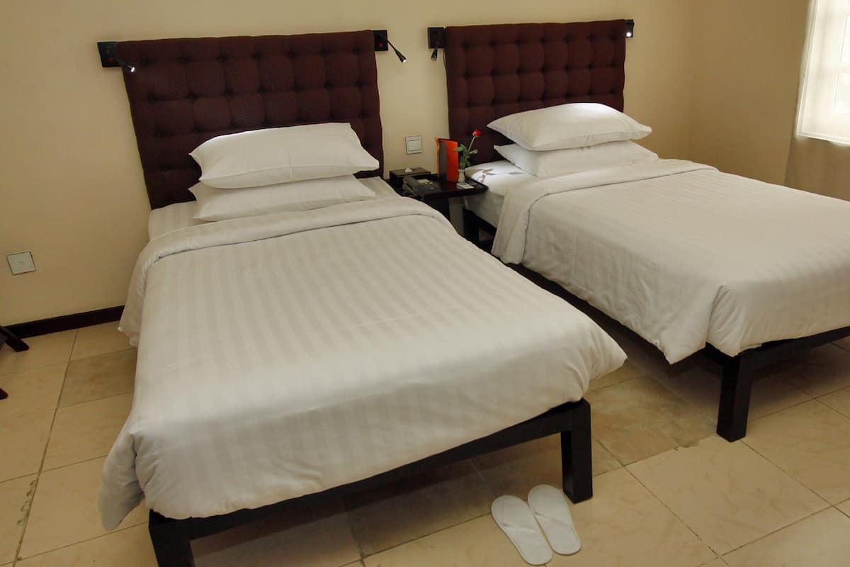 Deluxe Room | In-room safe, desk, blackout drapes, soundproofing