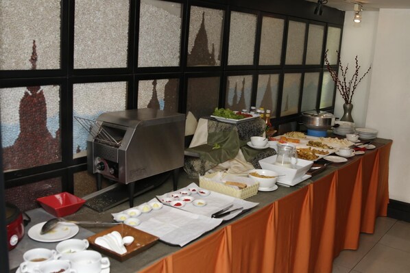 供應早餐、午餐及晚餐