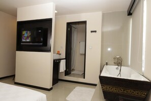 シャワー、バスアメニティ (無料)、ヘアドライヤー、スリッパ