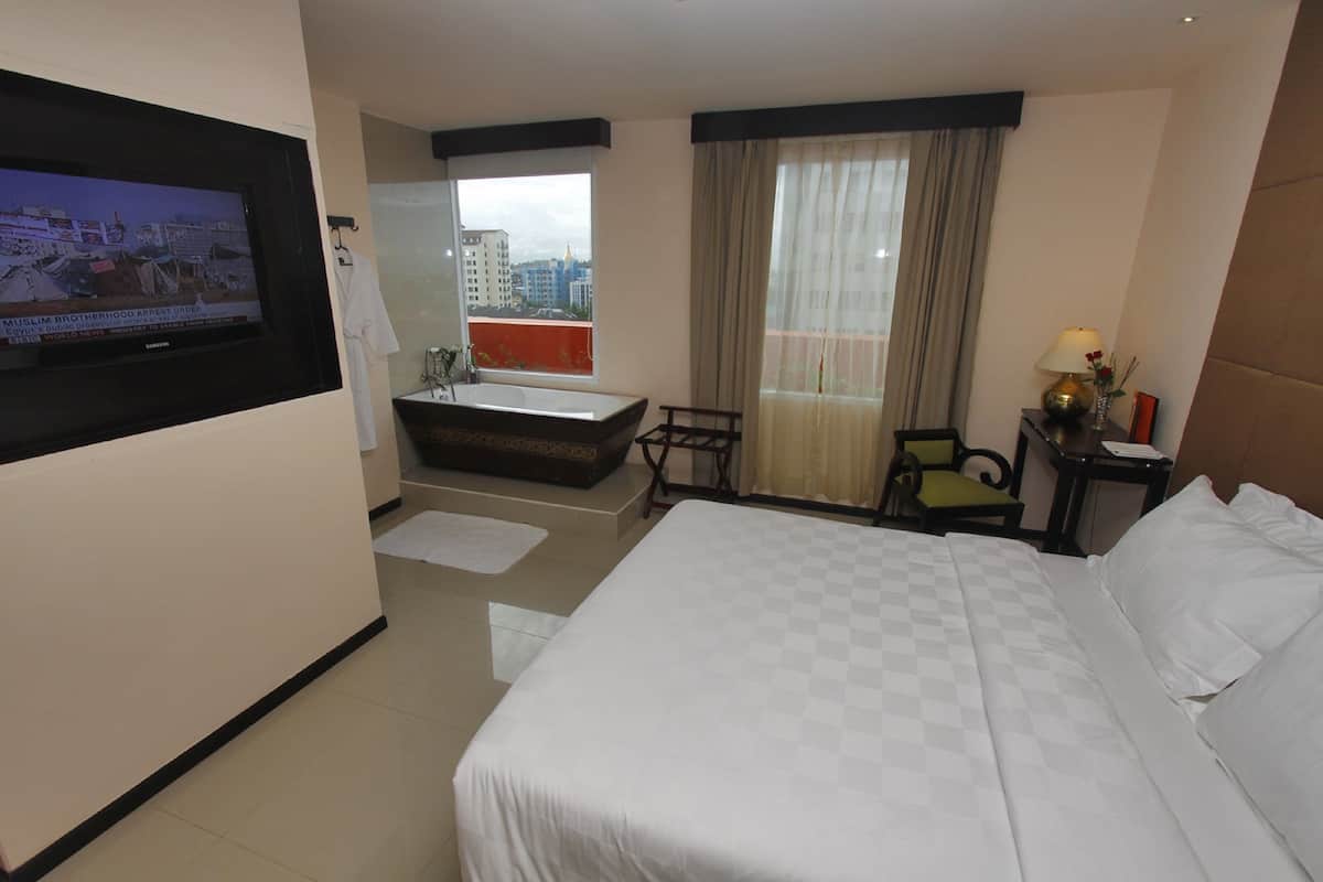 Junior Suite | In-room safe, desk, blackout drapes, soundproofing