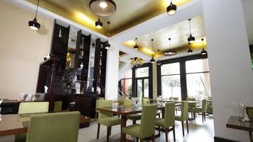 Serveert ontbijt, lunch en diner