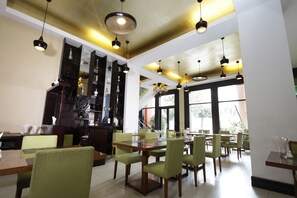 아침 식사, 점심 식사 및 저녁 식사 제공