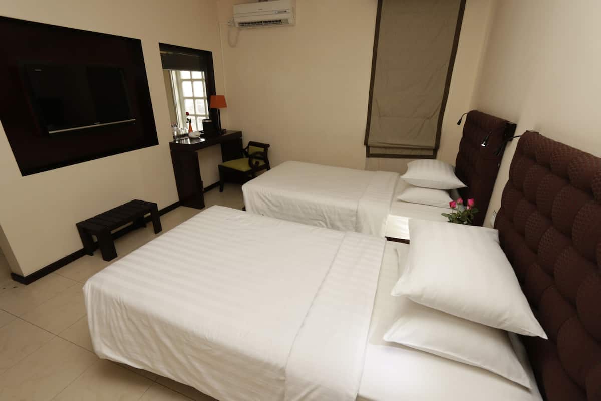 Deluxe Room, City View | Living area | 32-inch flat-screen TV with satellite channels, TV