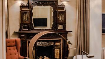 Executive tweepersoonskamer, 1 kingsize bed | Luxe beddengoed, een kluis op de kamer, individueel gedecoreerd