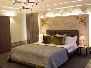 Premium bedding, in-room safe, individually decorated - The Lynnhurst Hotel (Johnstone)