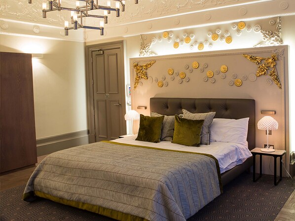 Premium bedding, in-room safe, individually decorated