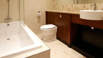 Un baño moderno con bañera, inodoro y lavamanos.