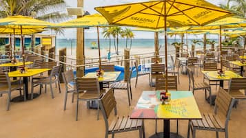 8 restaurants; breakfast, lunch, and dinner served