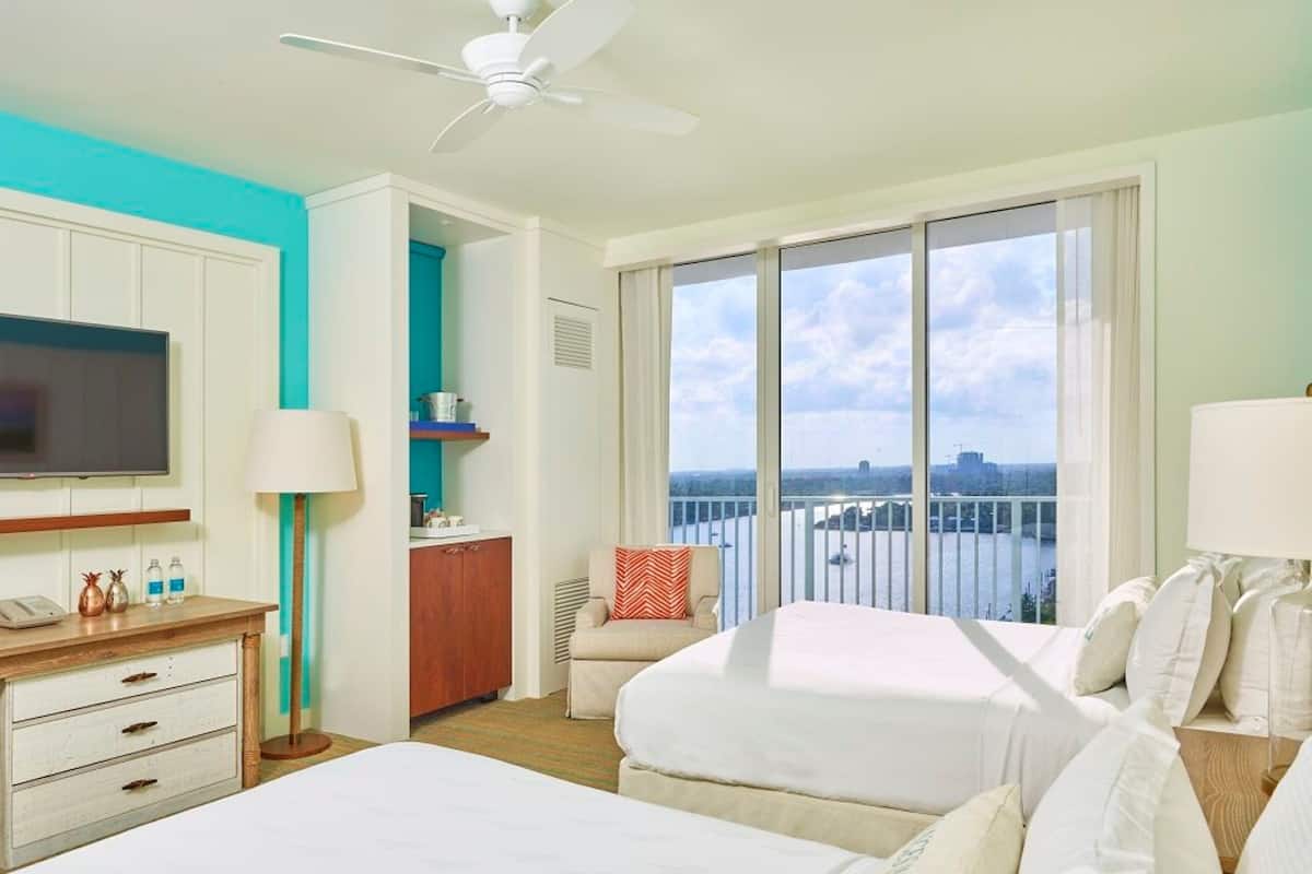 Zimmer, 2 Queen-Betten (Sunset Intracoastal) | Hochwertige Bettwaren, Pillowtop-Betten, Zimmersafe, Schreibtisch