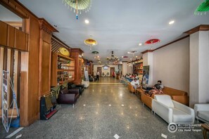 Lobby sitting area - City Hotel Yangon (Yangon)