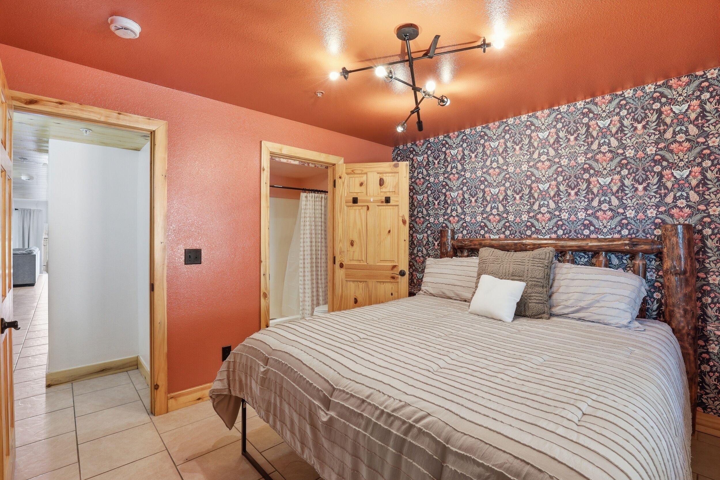 3 bedrooms, premium bedding, pillowtop beds, individually decorated