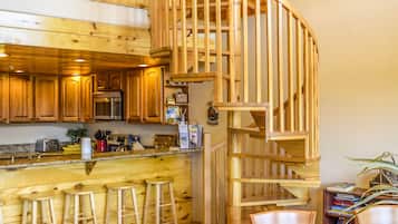 Deer Tracks | Essbereich im Zimmer