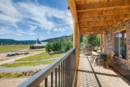 Wolf Pack (Pet Friendly) | Terrace/patio. The Lodge at Duck Creek