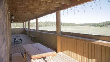 Wolf Pack (Pet Friendly) | 3 bedrooms, Egyptian cotton sheets, premium bedding, down comforters