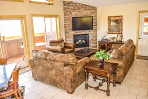 Deer Tracks | 거실 | 평면 TV, 벽난로, DVD 플레이어