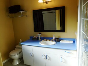 Tuscany Room | Bathroom | Free toiletries, hair dryer, bathrobes - Panorama Bed and Breakfast (Chemainus)