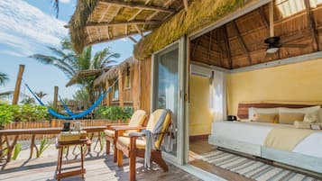 ห้องพรีเมียม, วิวสวน (1 king Bed) | ลานระเบียง/นอกชาน