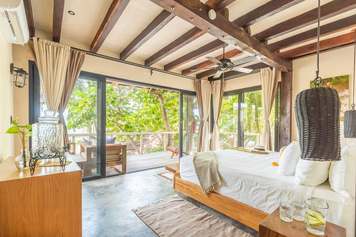 Deluxe kamer, 1 kingsize bed, uitzicht op zee, op benedenverdieping | Luxe beddengoed, donzen dekbedden, een minibar, een kluis op de kamer