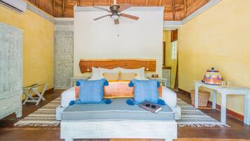 Quarto, vista parcial para o oceano (1 King Bed) | Roupas de cama premium, edredons de pluma, frigobar, cofres nos quartos