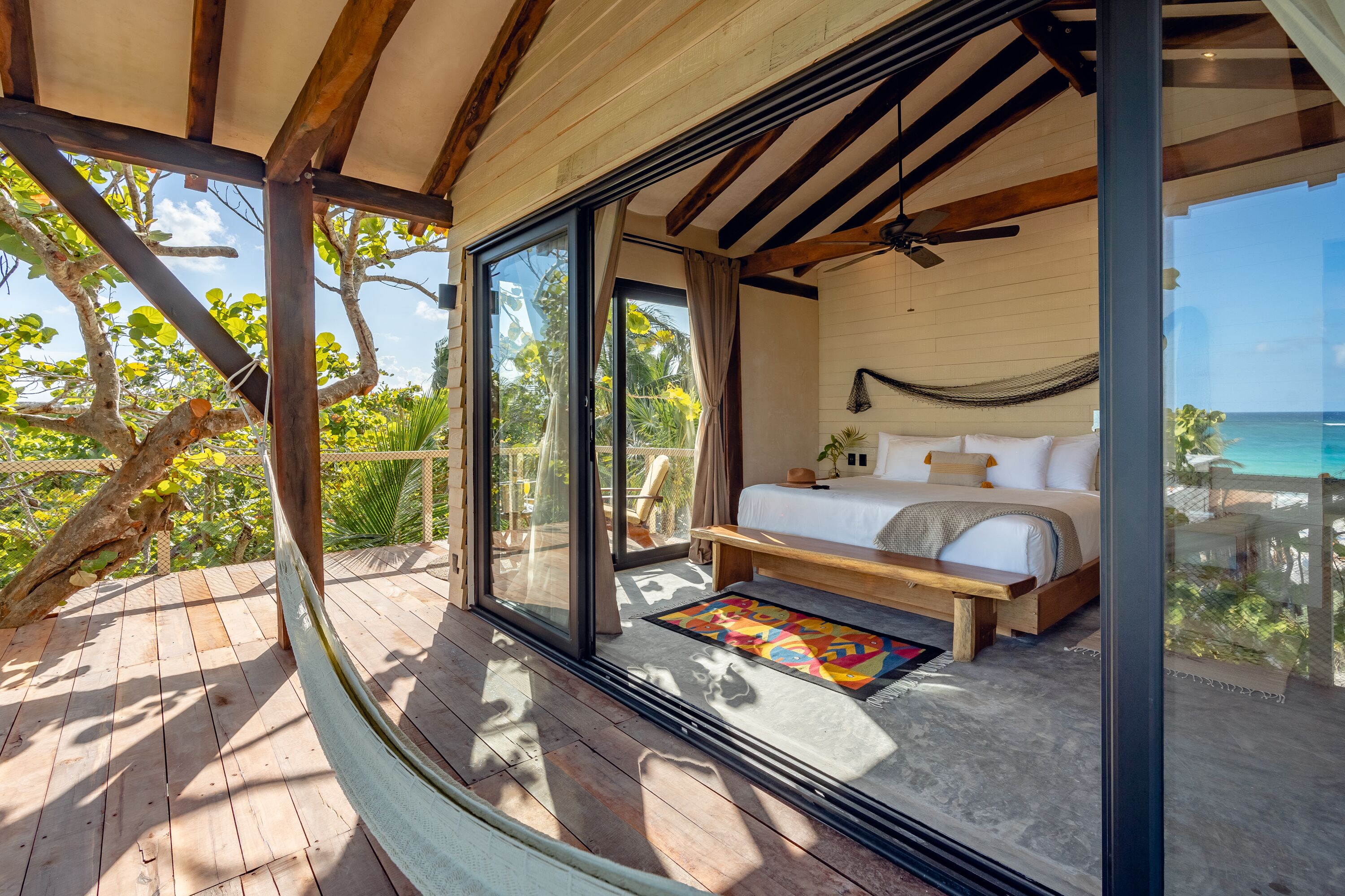 Habitación Deluxe, 1 cama King size, vista al jardín | Ropa de cama de alta calidad, edredón y minibar 