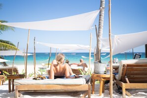 Plage, sable blanc, chaises longues, parasols