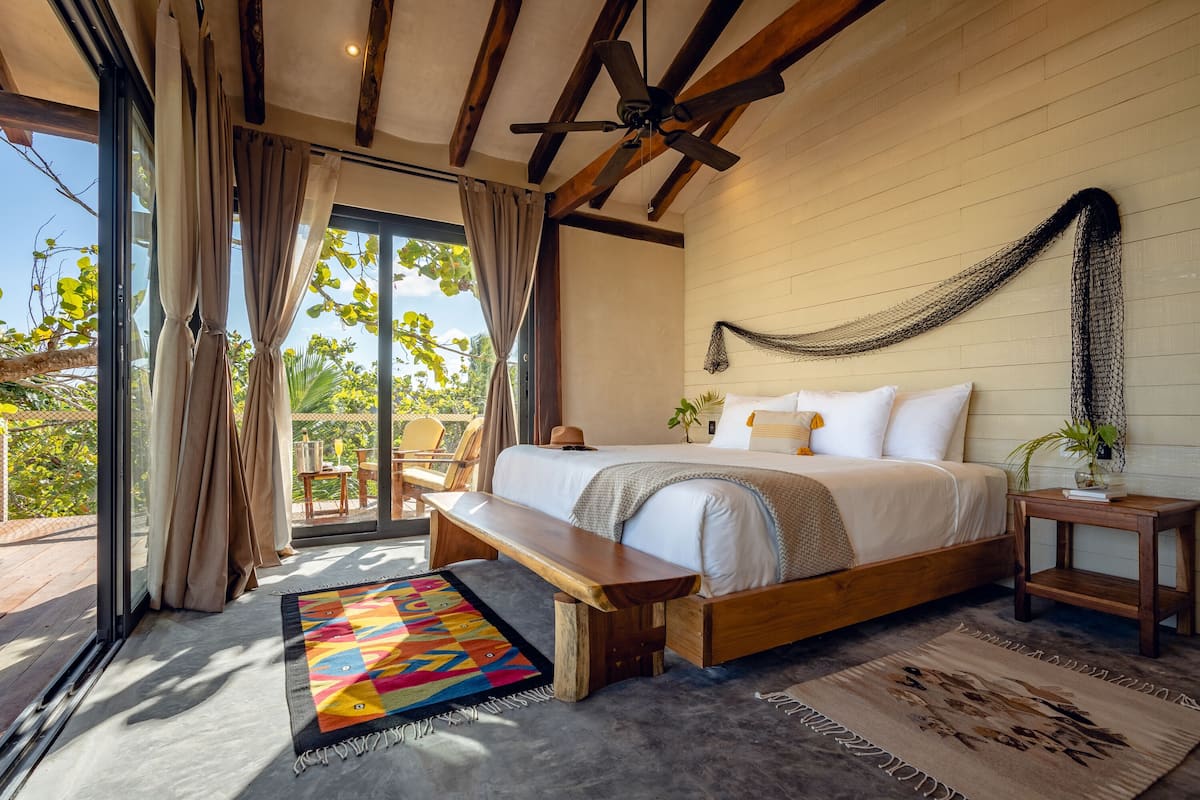 Luxe beddengoed, donzen dekbedden, een minibar, een kluis op de kamer