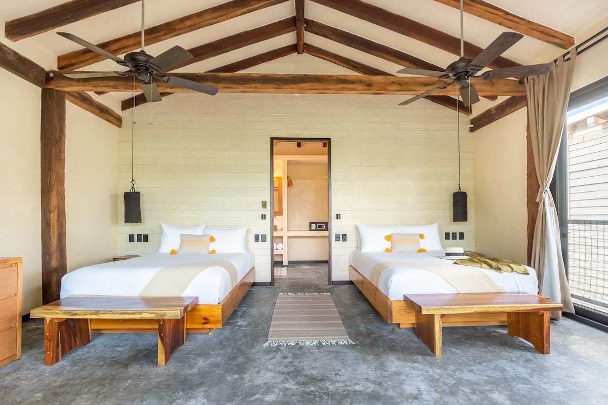 Deluxe kamer, 2 queensize bedden, uitzicht op tuin | Luxe beddengoed, donzen dekbedden, een minibar, een kluis op de kamer