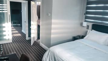 Deluxe Suite, Garden View, Corner | Desk, free WiFi