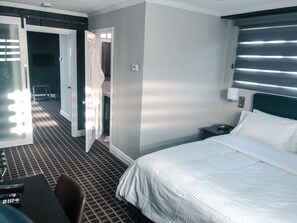 Suite – deluxe, hageutsikt, hjørnerom | Skrivebord og wi-fi (inkludert)